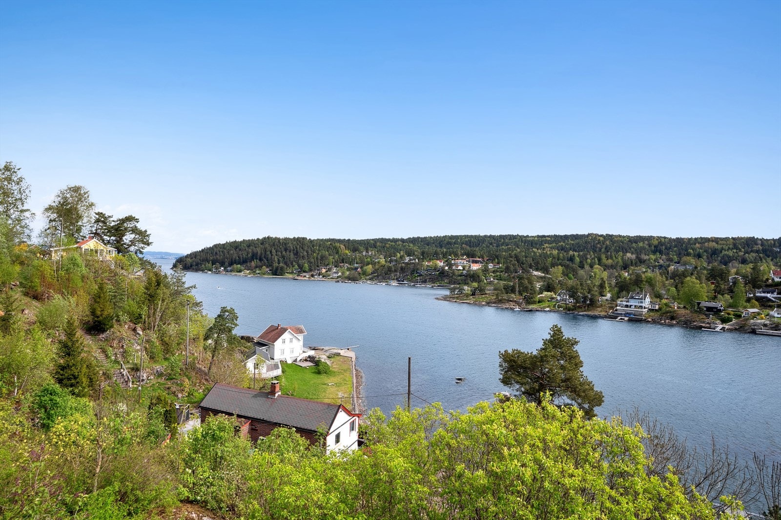 Nydelig utsikt og kort vei ned til fjorden for bading og båtliv. Galleribilde