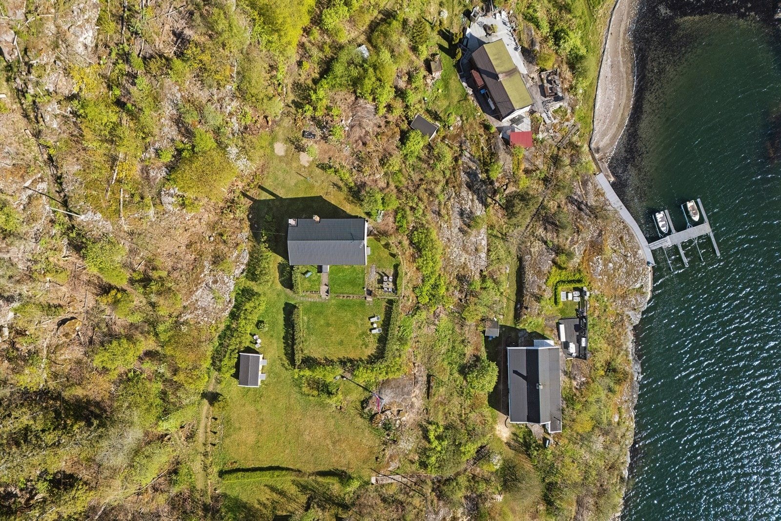 Boligen ligger på en romslig og nydelig utsiktstomt på over 3 mål, som er pent opparbeidet med en frodig hage, hekk og diverse beplantning. Galleribilde