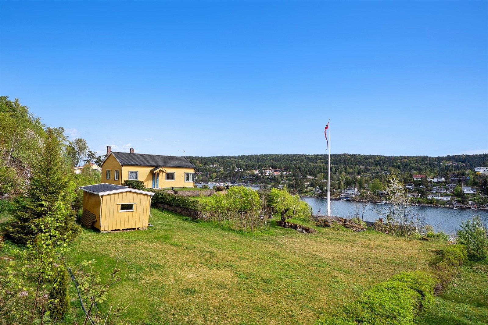 Det er mange fine plasser å oppholde seg på tomten, med god plass til møblementet du ønsker deg. Galleribilde