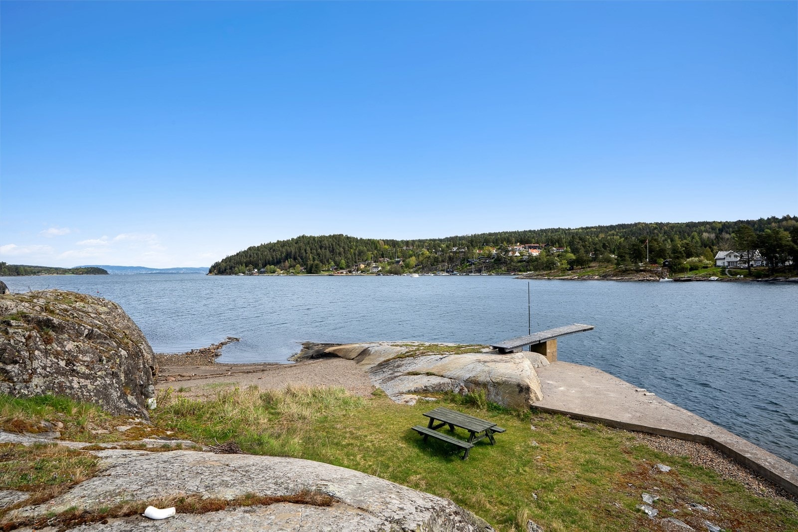 På fellesområdene finnes også stupebrett! På varme sommerdager er det ingenting som slår en forfriskende dukkert eller en tur ut på fjorden. Galleribilde