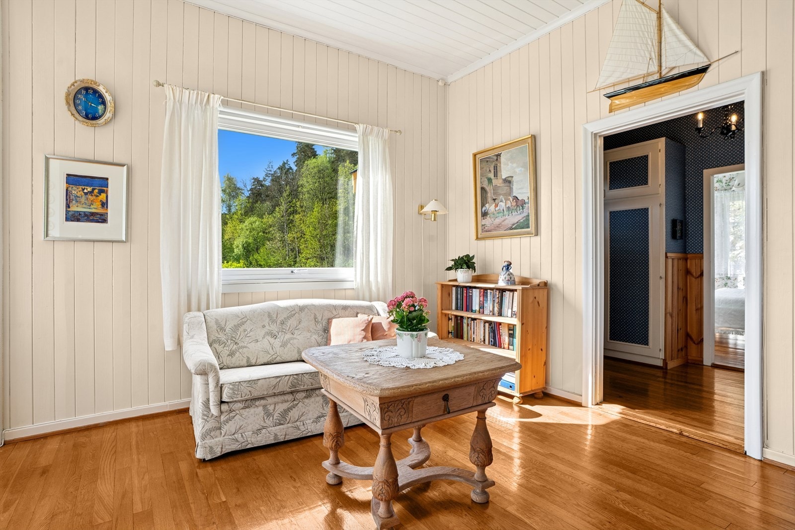 Det er fine møbleringsmuligheter for både sofa og spisebord i stuen. Galleribilde