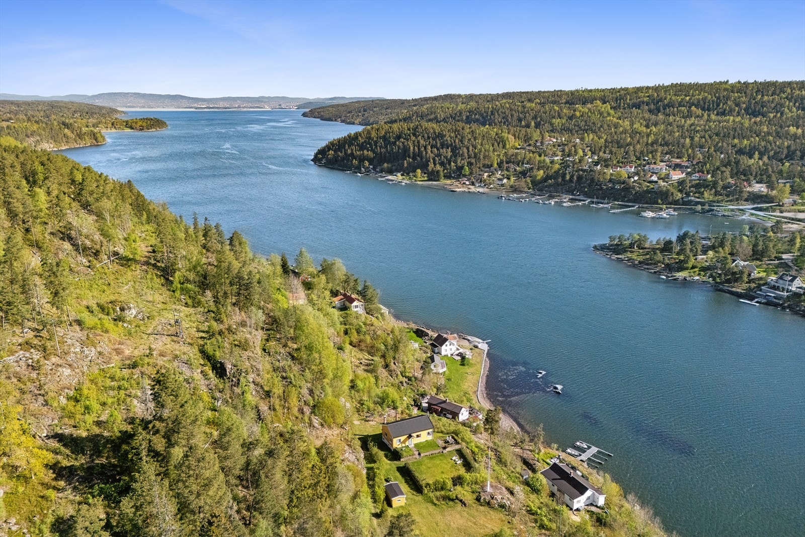 Eiendommen har rett til en parkeringsplass ved Knardal brygge, og adkomsten til hytta derfra er til fots på sti, ca. 15 minutter å gå. Galleribilde