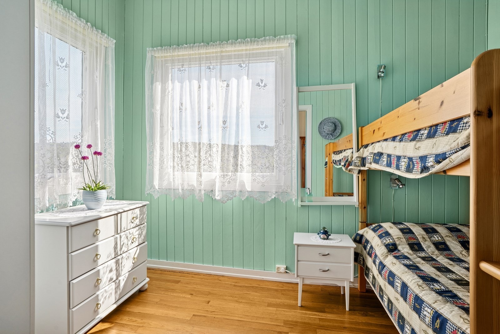 Det andre soverommet har rikelig med lysinnslipp fra to fine vinduer. Her er det plass til køyeseng og oppbevaringsmøbler. Galleribilde