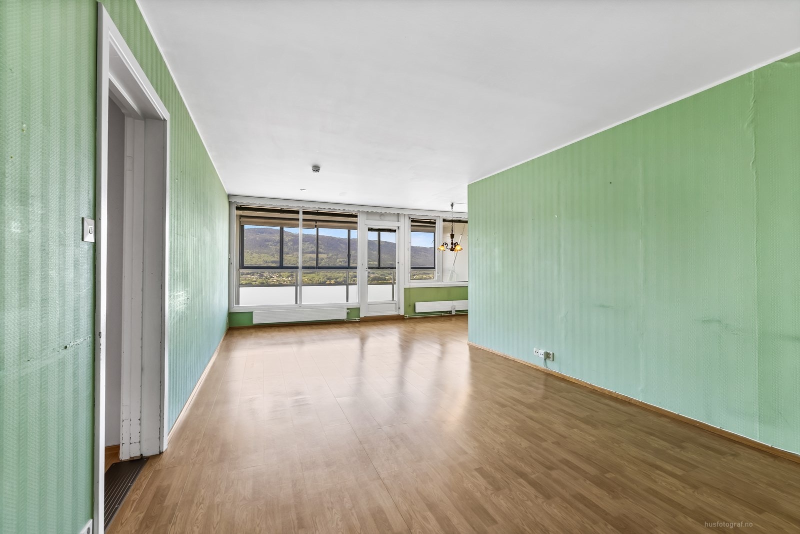 Lys og romslig stue med god plass til møblering. Galleribilde