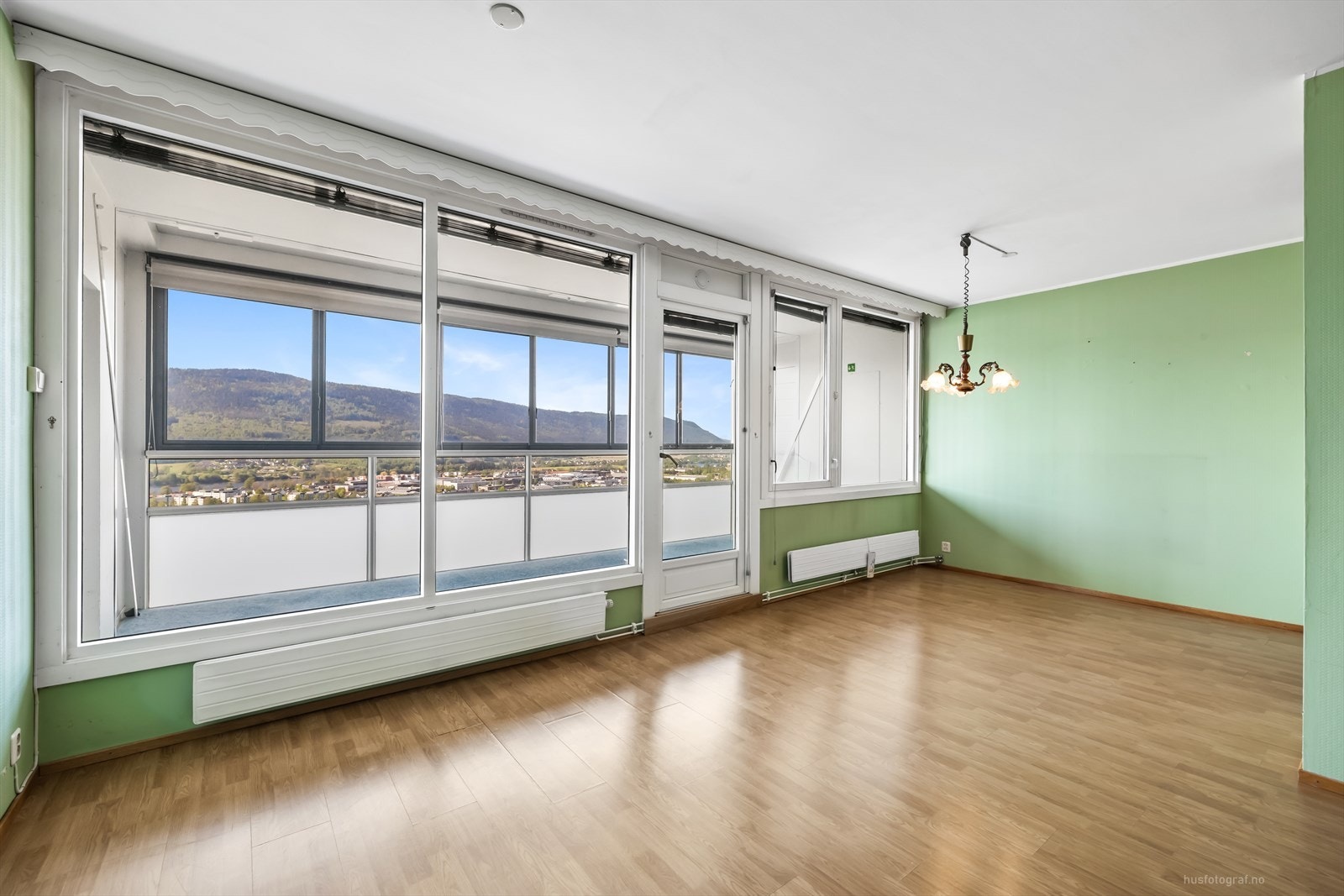 Store vindusflater som gir godt med naturlig lys. Galleribilde