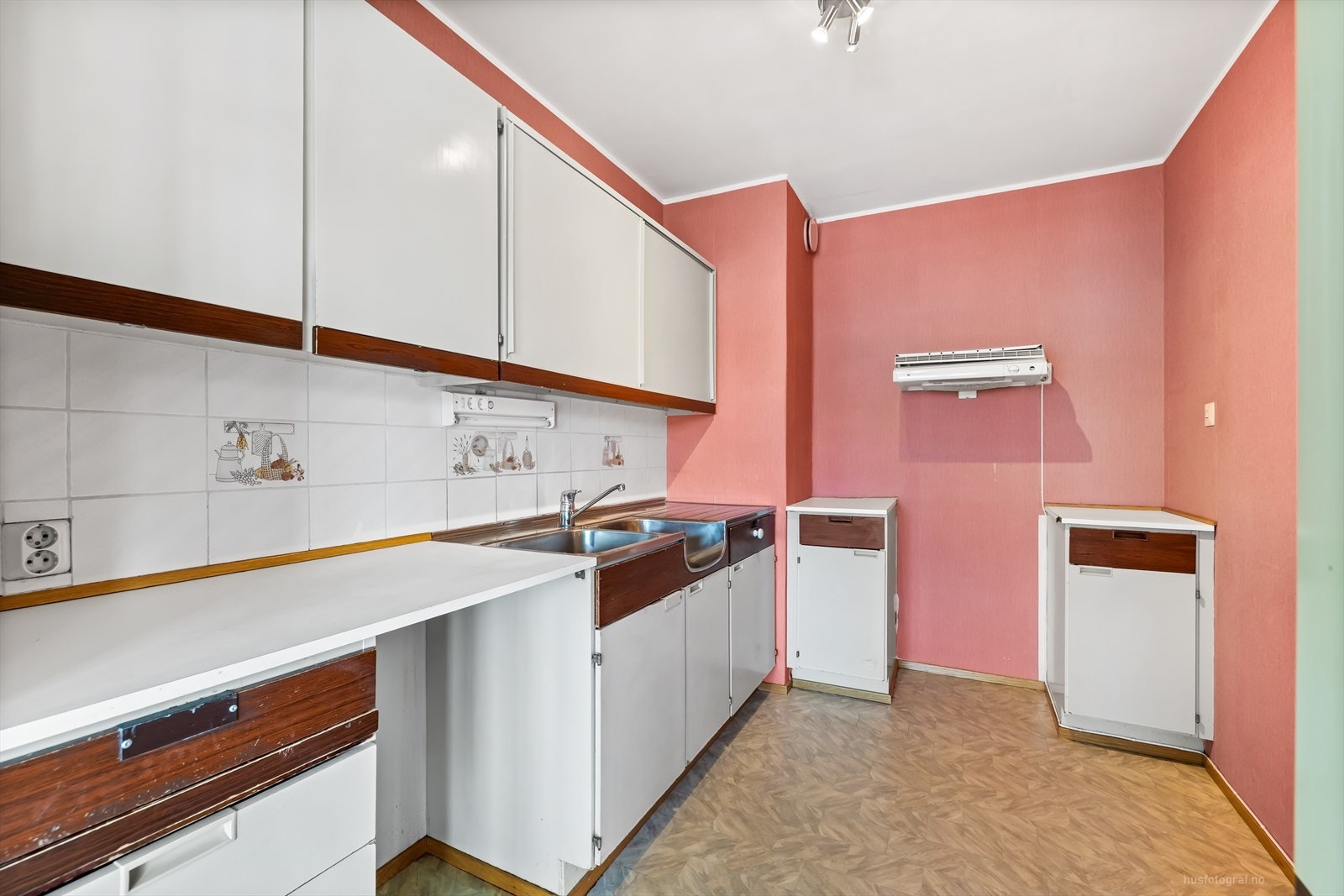 Godt med benke-, skuff- og skapplass på kjøkkenet. Galleribilde