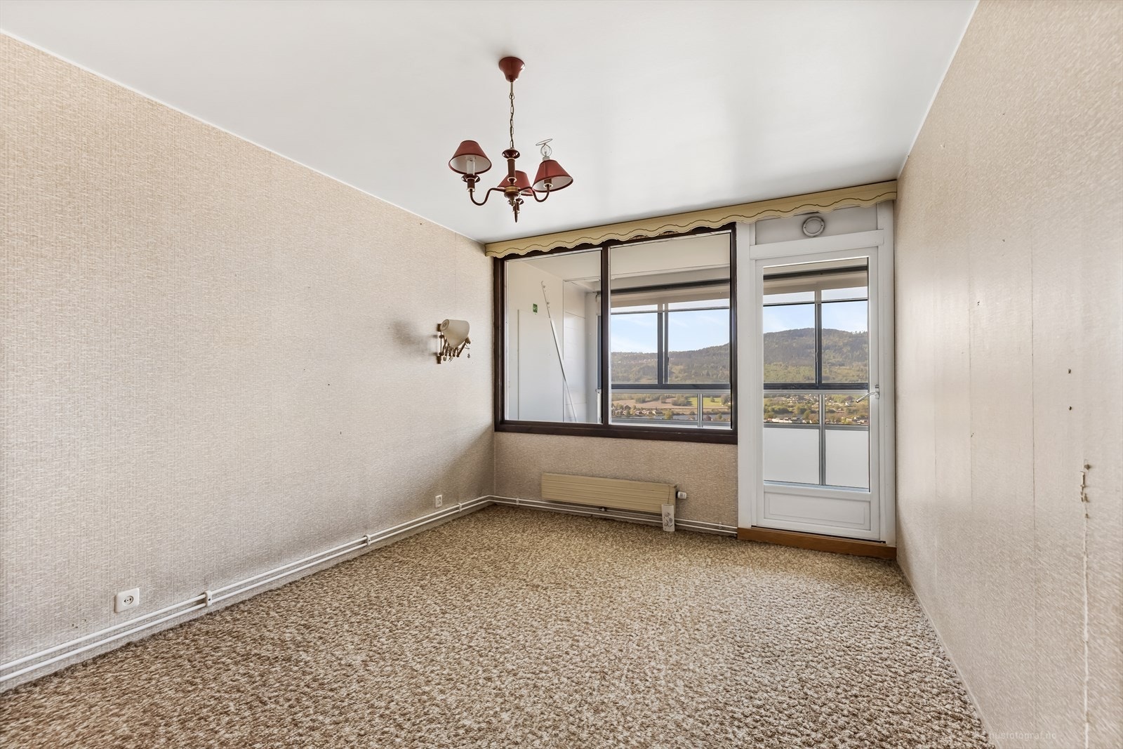 Fra soverommet er det utgang til stor innglasset terrasse på 28kvm. Galleribilde