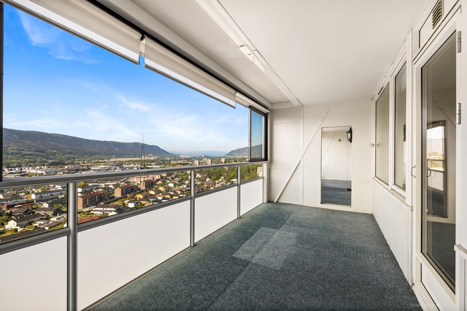 Romslig og solrik balkong med god plass for utemøbler. Se utsikten! Galleribilde