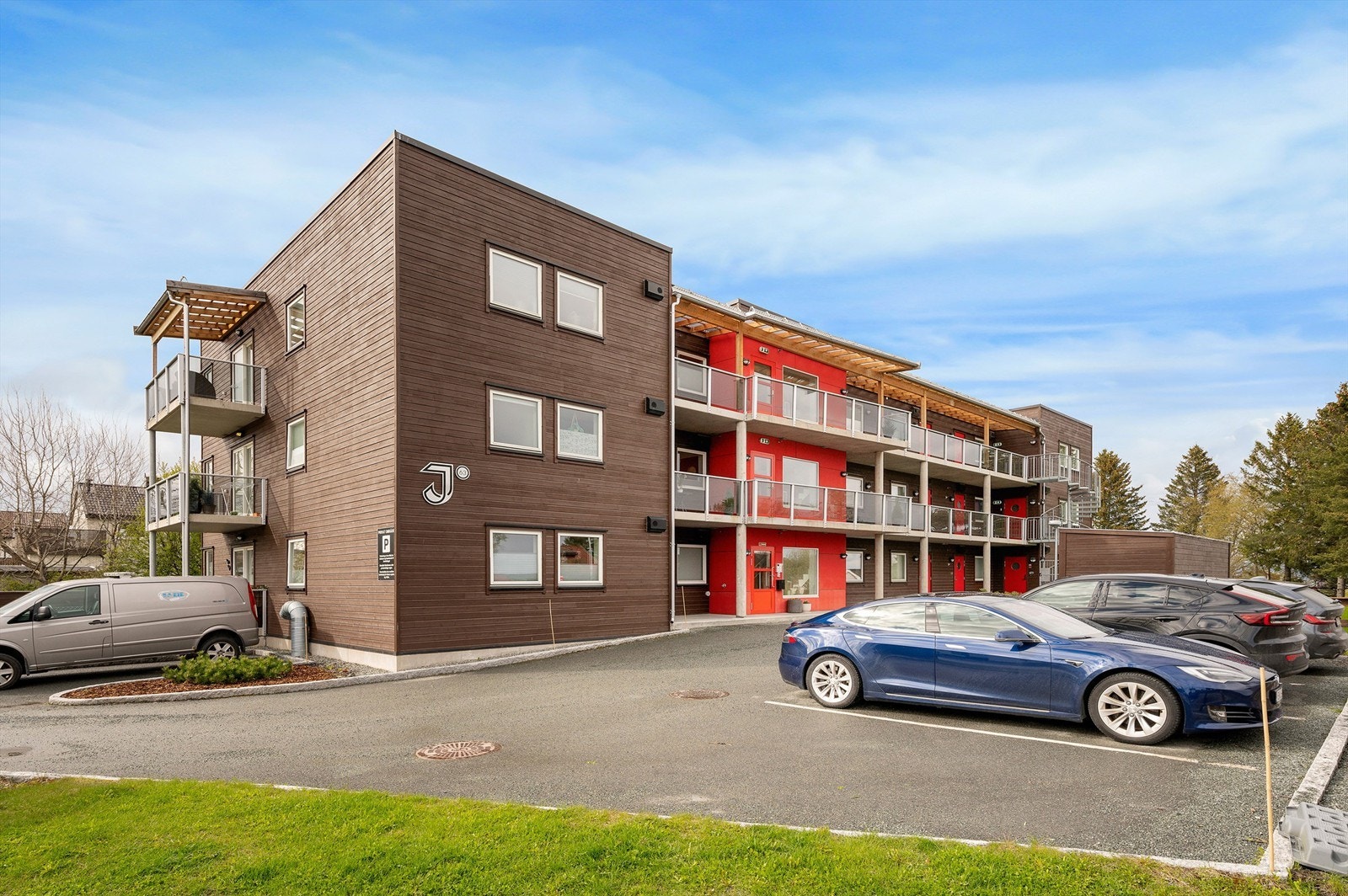 Boligen har parkeringsplass i felles P-kjeller, og det er fire gode gjesteparkeringsplasser på gårdsplassen. Galleribilde