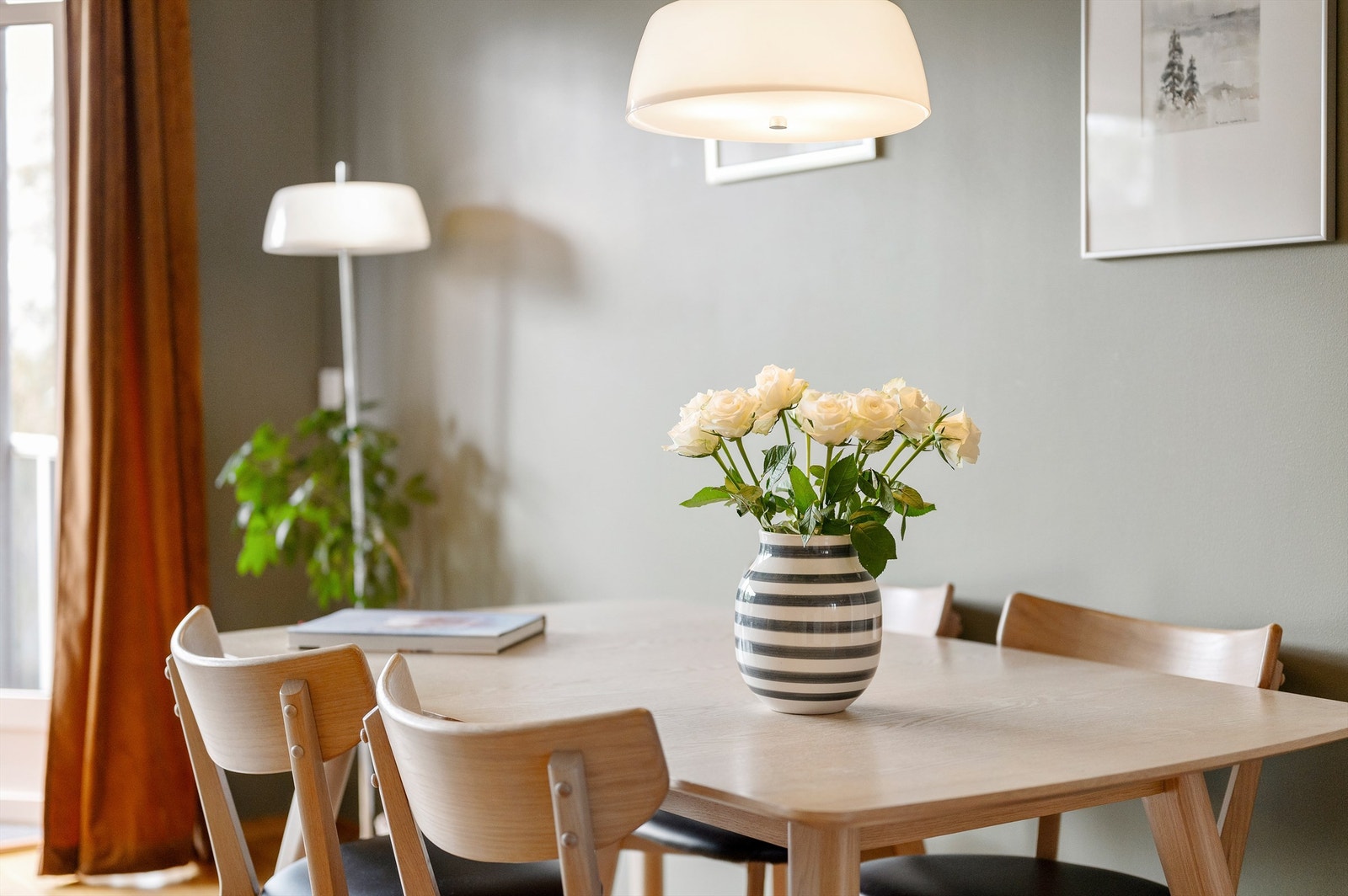 Leiligheten har vannbåren varme tilkoblet varmesentral, og elektriske ovner. Galleribilde