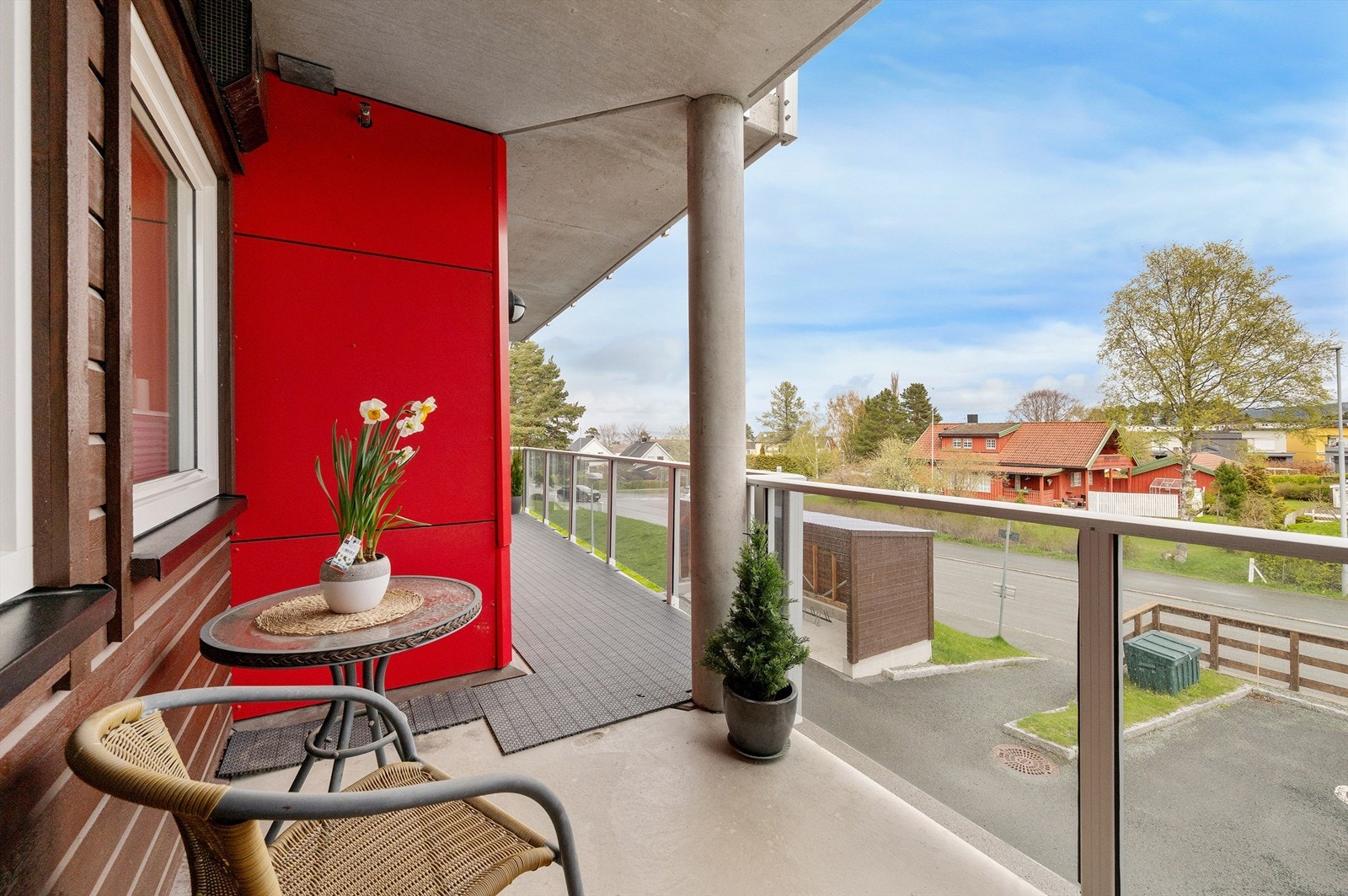 Svalgang mot gårdsplass og adkomst fra gang- og sykkelvei. Galleribilde