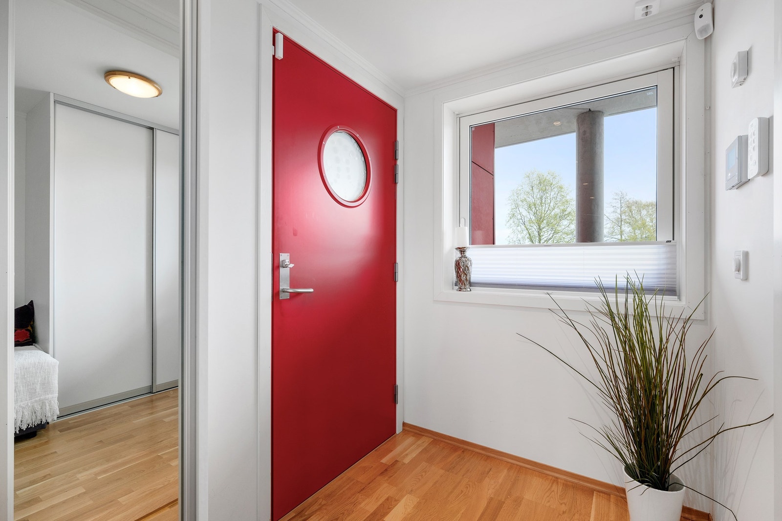 Bygningen har felles trappeoppgang med callinganlegg og heis til alle etasjer. Galleribilde