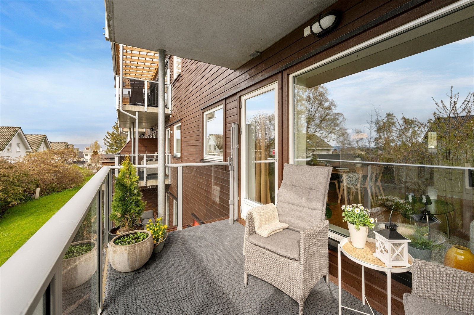 Den hyggelige balkongen vender mot sør, og har lune, gode solforhold med utsikt mot sameiets hage. Galleribilde