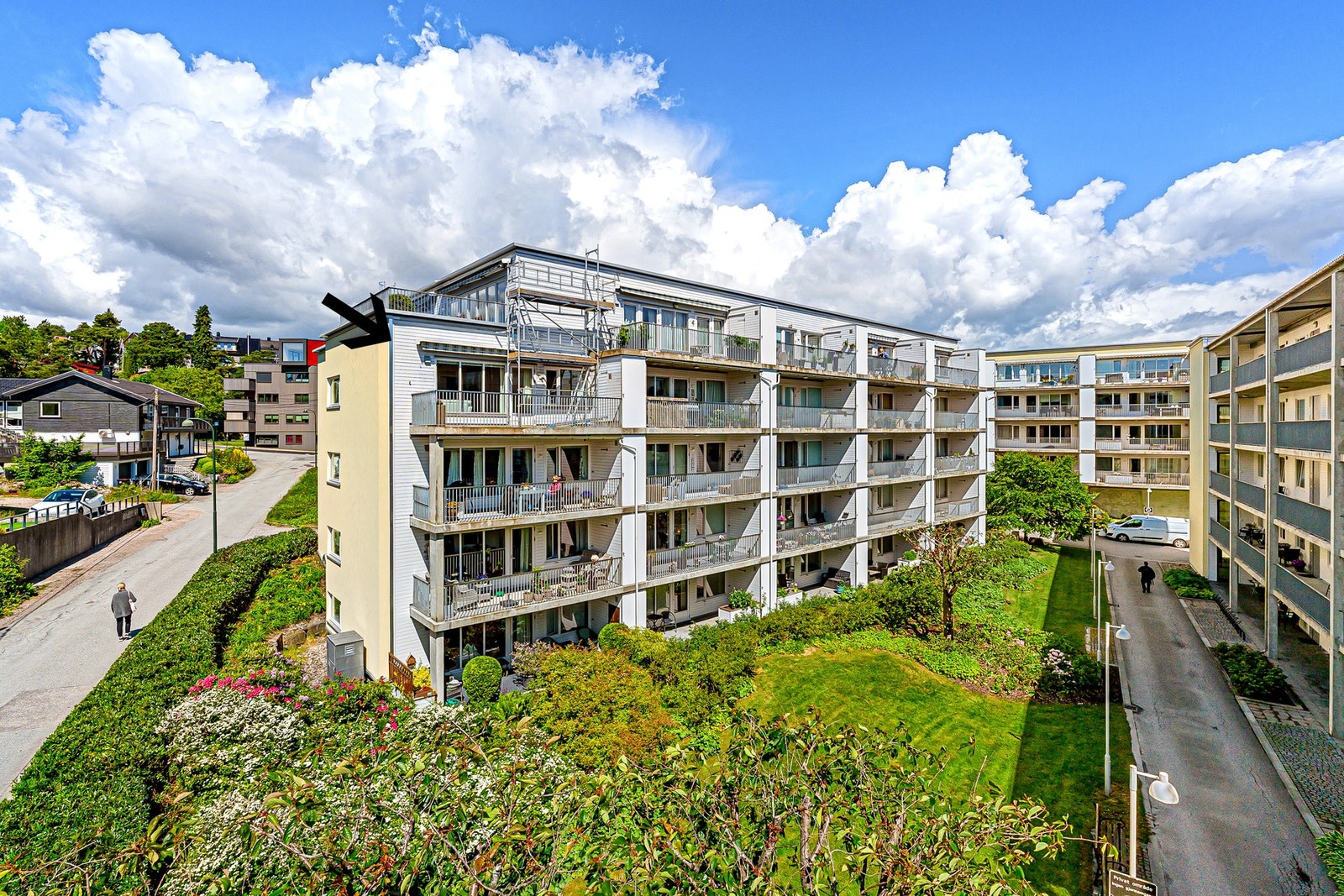 - Leiligheten har god beliggenhet | Borettslaget har møteplasser for beboerne, bl.a. trimrom, lobby, storstue med stoler, bord, gasspeis og piano og her finner du kaffe, avis og mange forskjellige aktiviteter man kan være med på | Naturlig møtested for be Galleribilde