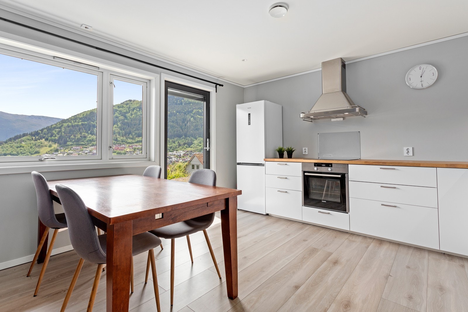 Stove og kjøkken er i open løysing og har også utgang til hage. Galleribilde