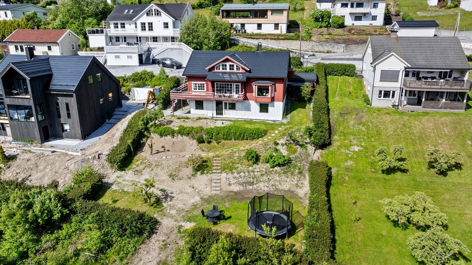 Her har ein nærheit til det meste av servicefunksjonar, samt gangsavstand til barnehagar og skular. Det er også kort avstand til Fosshaugane Campus. Galleribilde