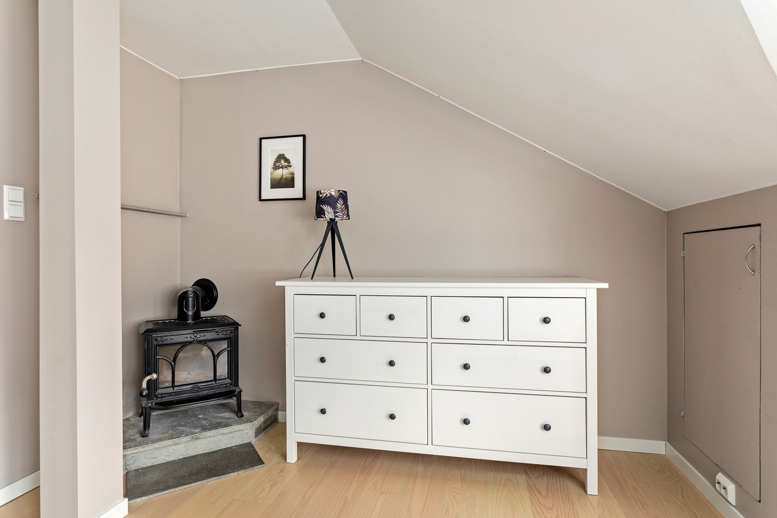 2. etasje har godt med oppbevaringsplass i form av boder og kott. Galleribilde