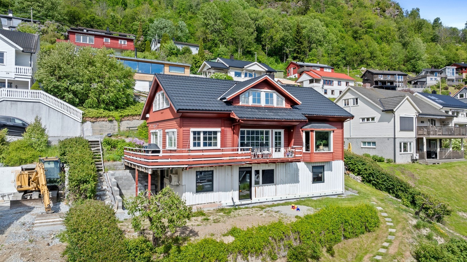 Innhaldsrik og familievenleg einebustad i sentralt og attraktivt buområde i Sogndal sentrum. Galleribilde