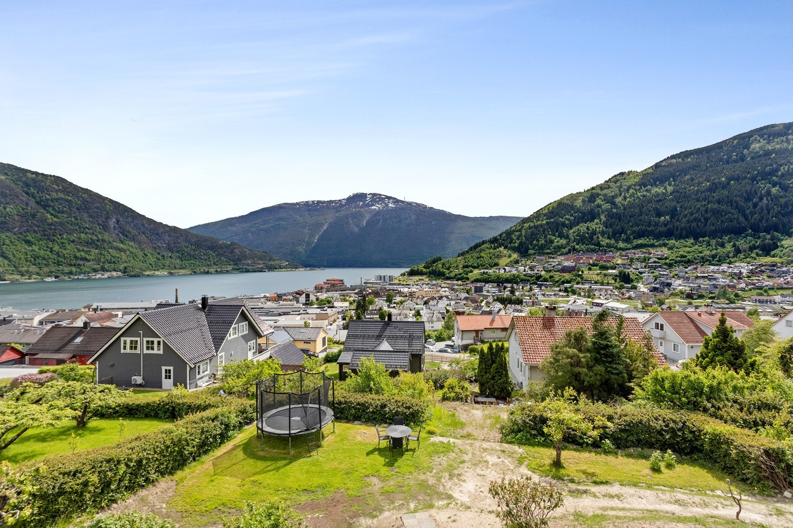 Eigedomen har nærheit til tur- og rekreasjonsområde som til dømes Røvhaugane og Hylsete. Galleribilde