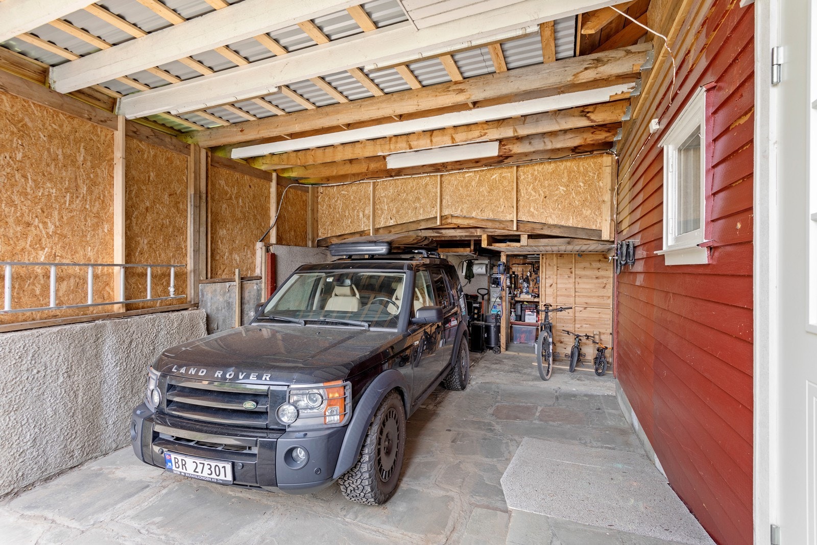 Parkering i open garasje/carport. Galleribilde
