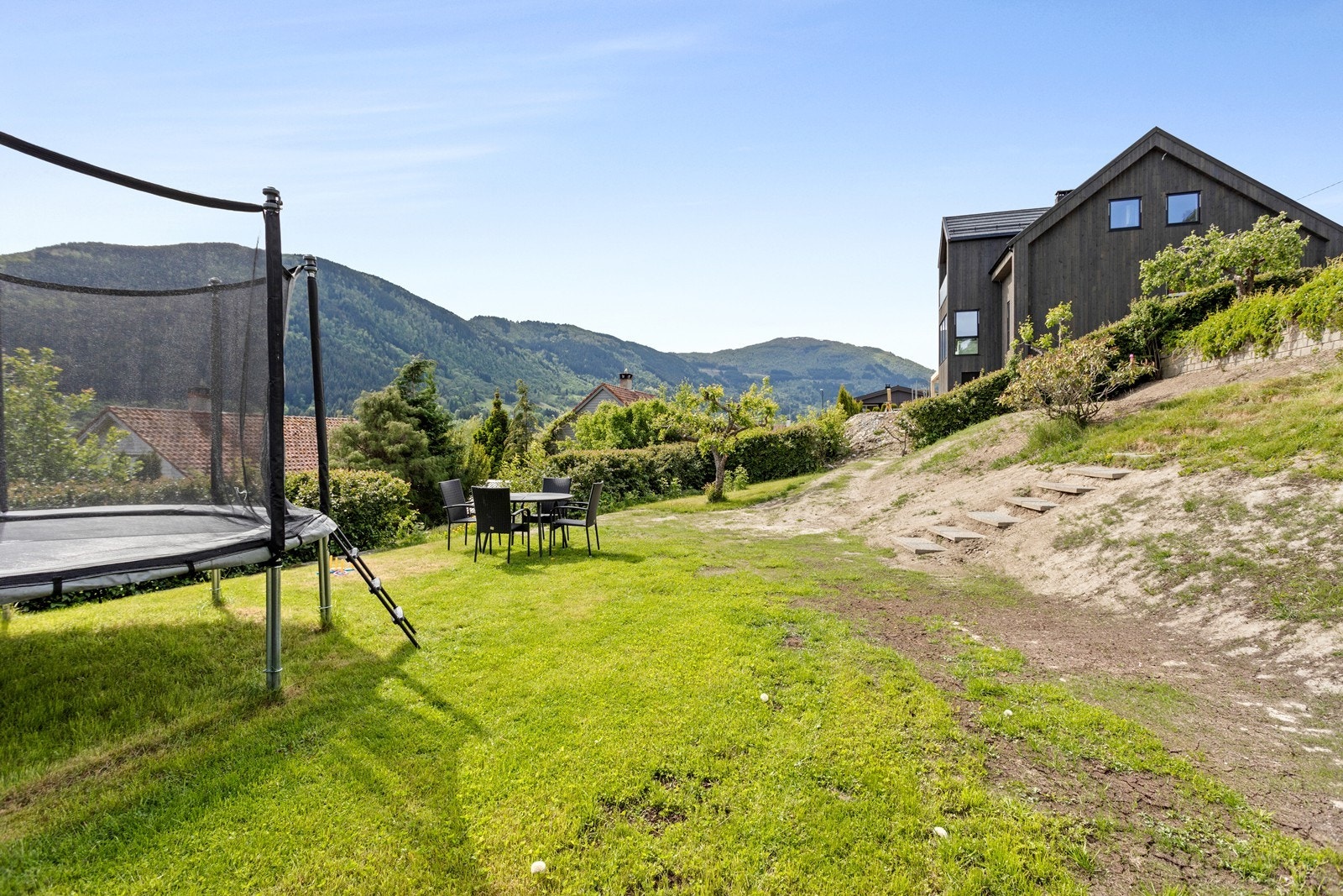 Flatt og fint plenområde som innbyr til leik og moro. Galleribilde