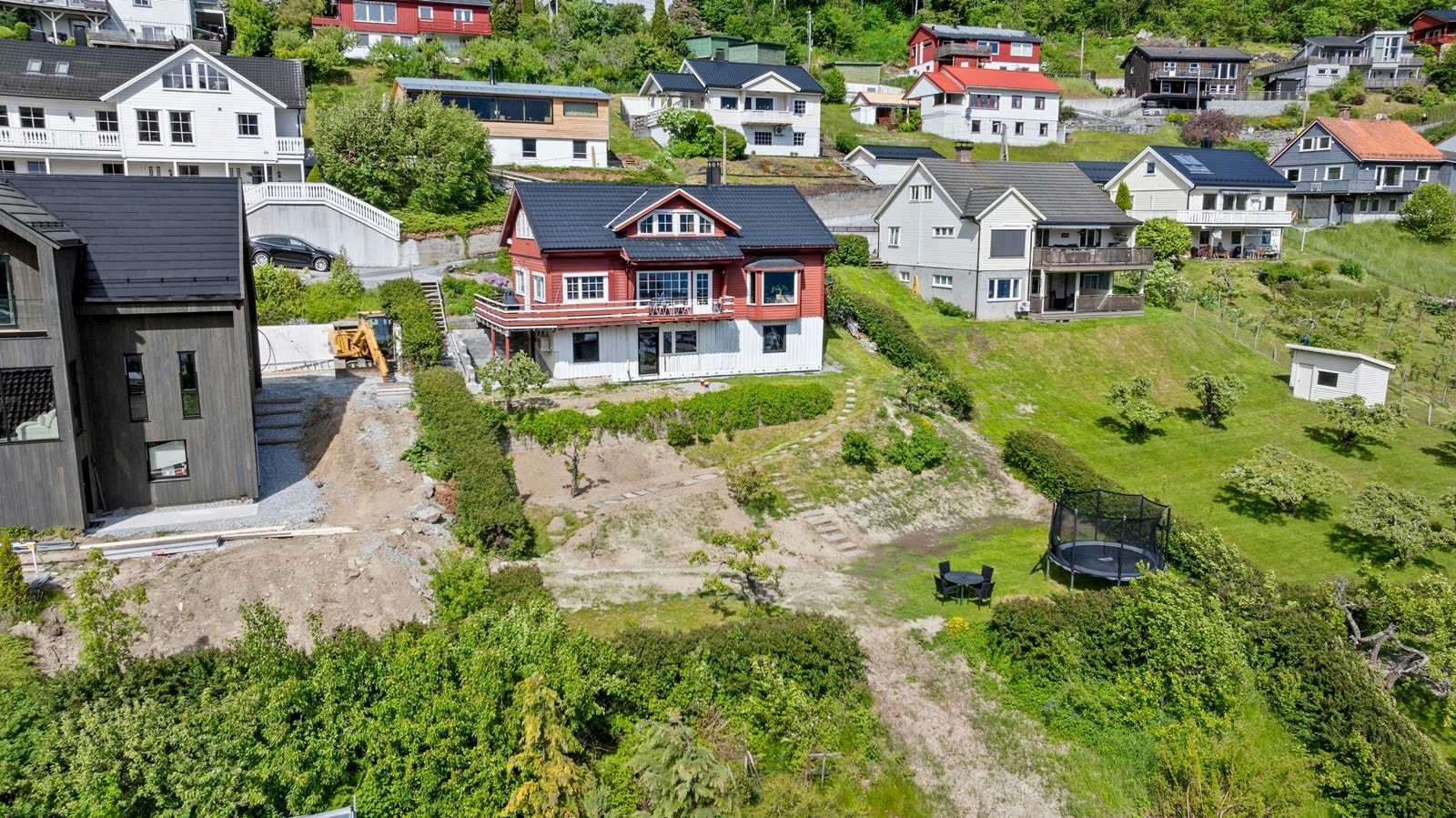 Eigedomen ligg i skrånande terreng og er opparbeida med terrassert hage på nedsida med plenareal, variert beplantning og hellelagte gangbaner. Galleribilde