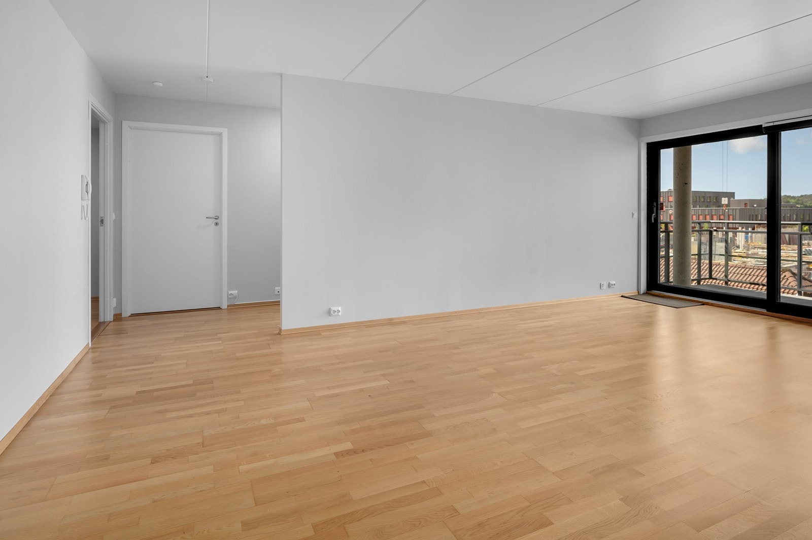 Meget romslig stue med plass til både sofa- og spiseseksjon. Tak og vegger i leiligheten er nylig malt i lyse farger. Galleribilde