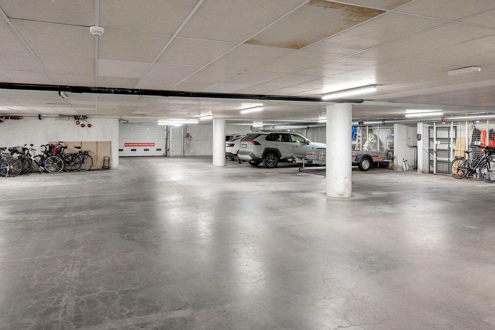 I tillegg til parkering er det i kjeller både sykkelparkering og søppelrom. Galleribilde