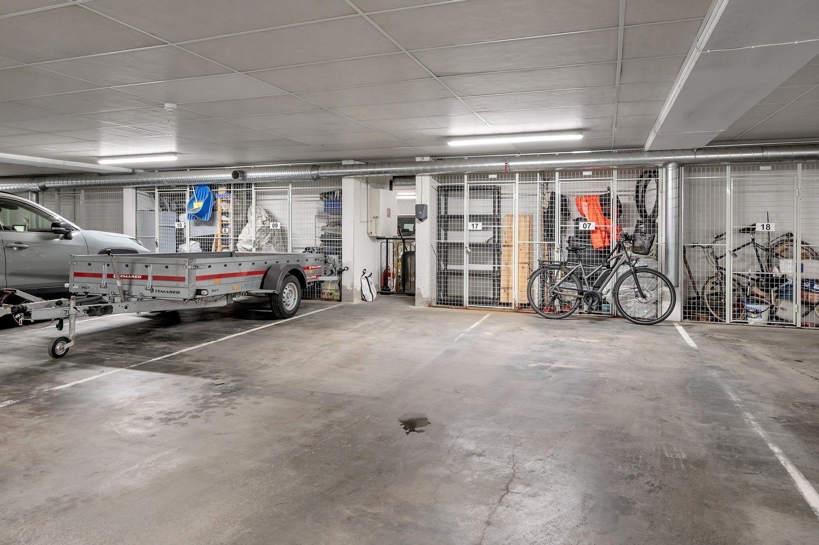 Leiligheten disponerer plass 17 som har installert elbillader som medfølger handelen. Praktisk bod ved parkeringsplassen. Galleribilde