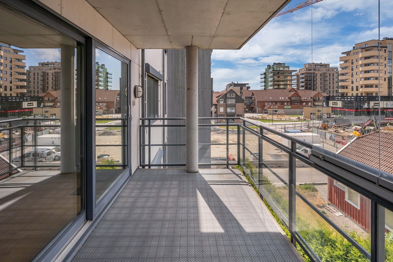 God plass til utemøblene. Det opplyses om at det på naboeiendom til høyre er planlagt et nytt leilighetsbygg. Dette er ikke vedtatt. Galleribilde