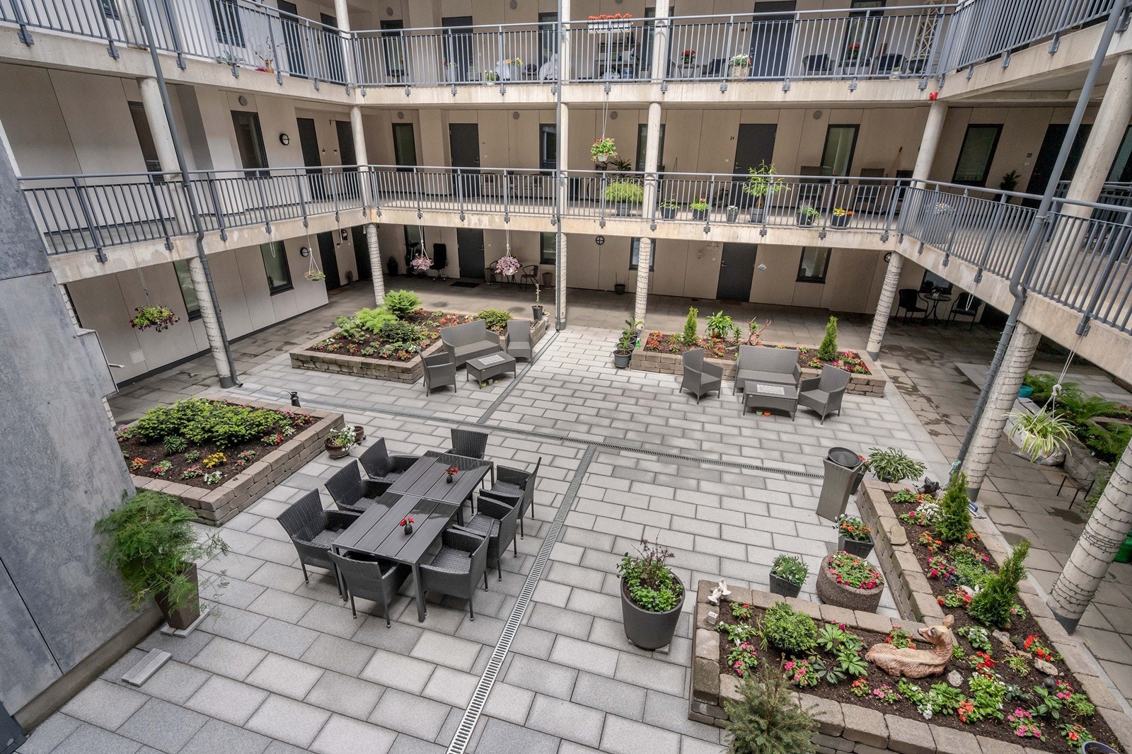 Sett fra utsiden av leiligheten ned mot atrium. Galleribilde