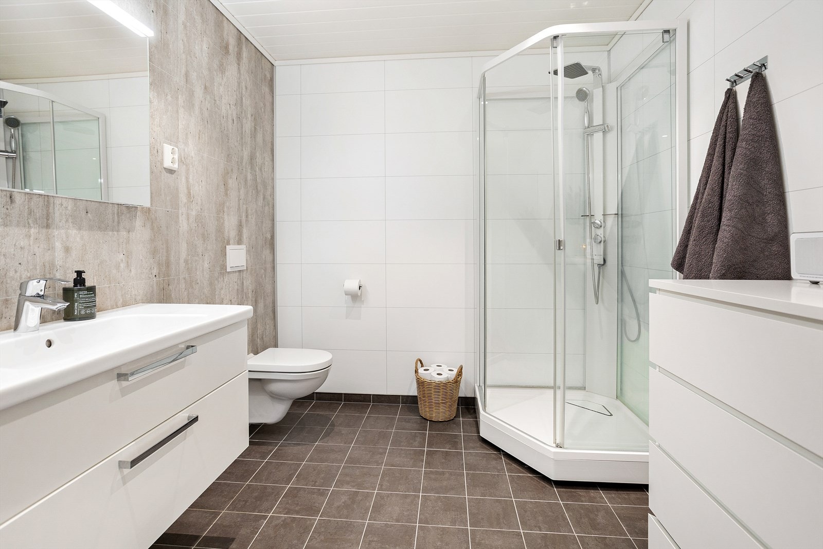 Badet er på 8 kvm og har plass til gode lagringsmøbler Galleribilde