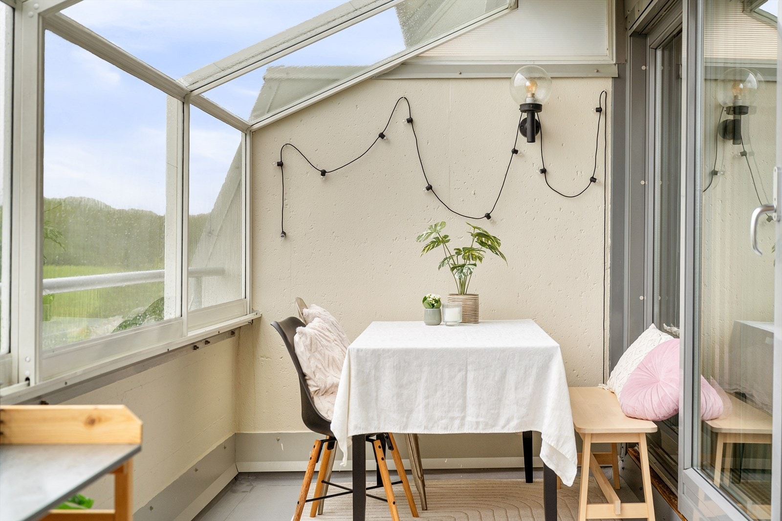 Balkongen kan brukes året rundt, til og med på de gråeste regnværsdagene. Galleribilde