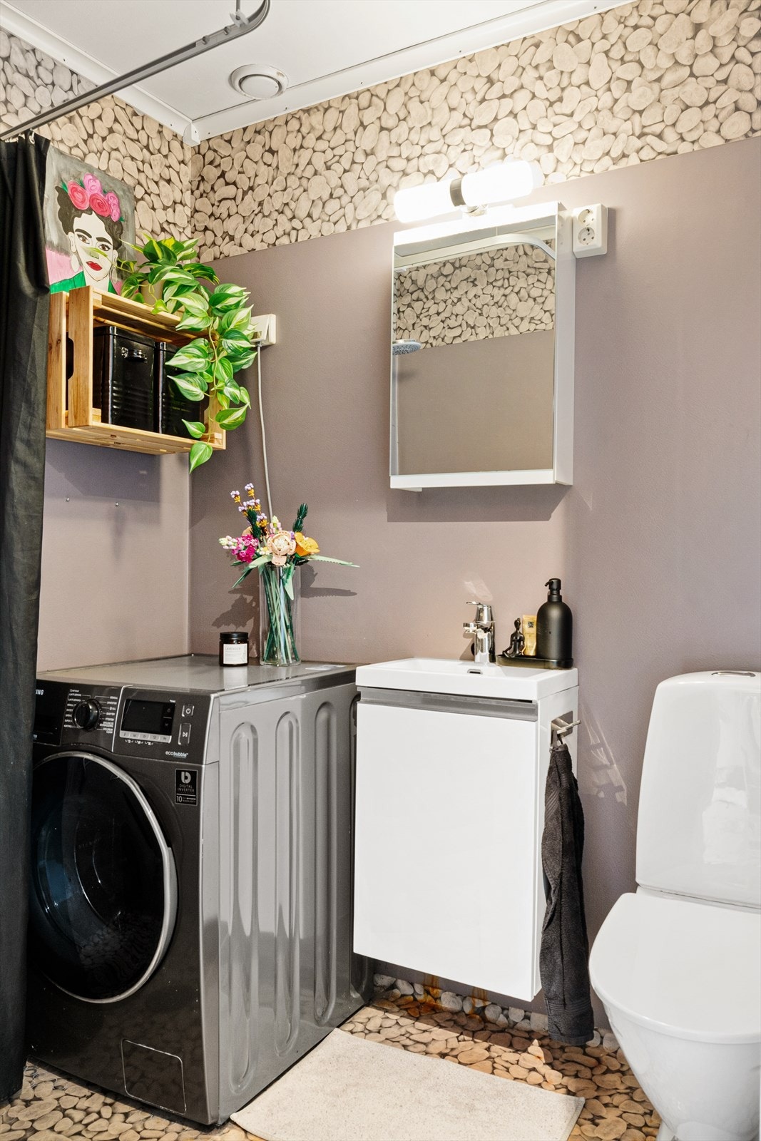 Bad med vinylbelegg på gulv, samt våtromstapet/belegg på vegger. Galleribilde