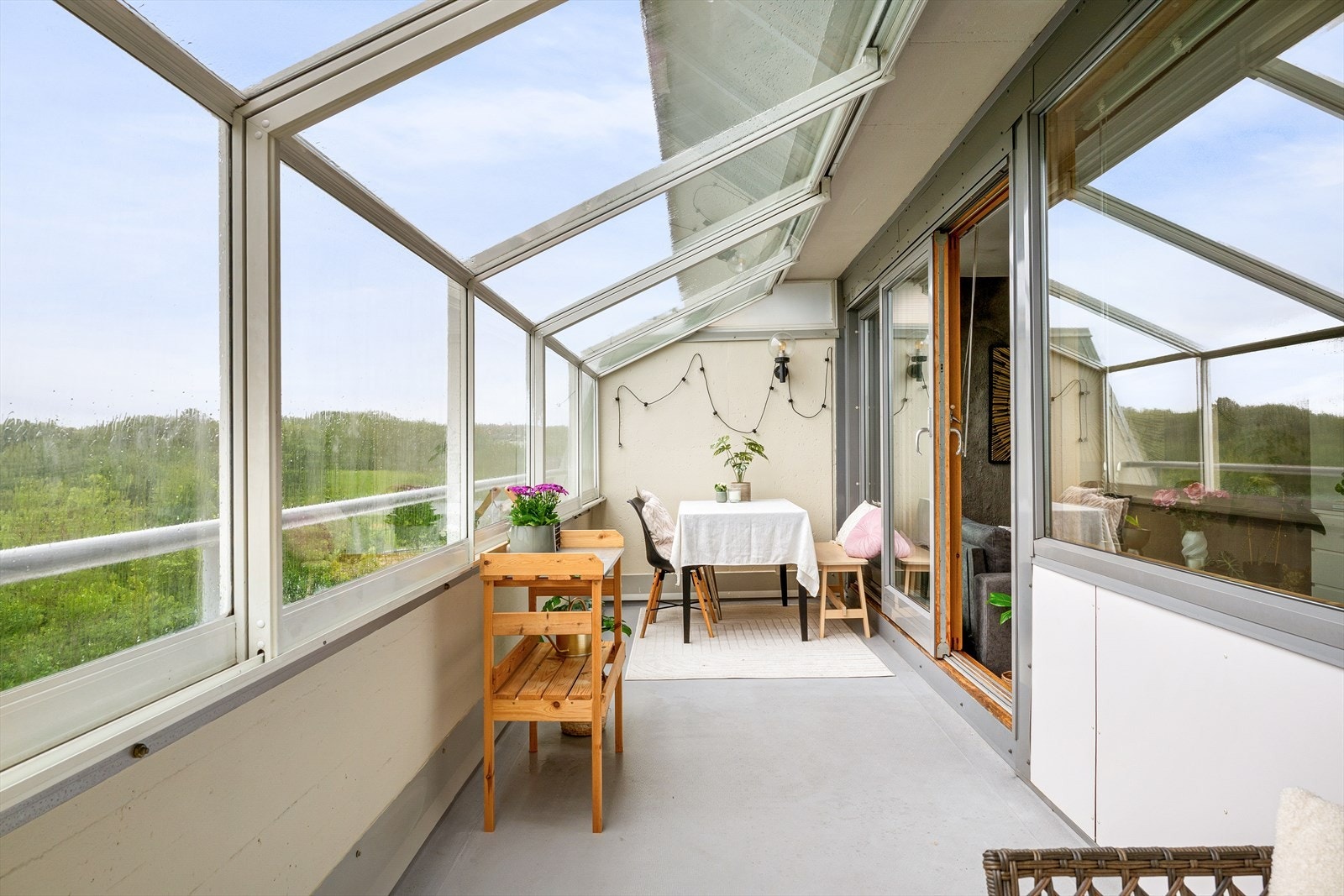 Balkongen kan enkelt åpnes opp på fine solskinnsdager. Galleribilde