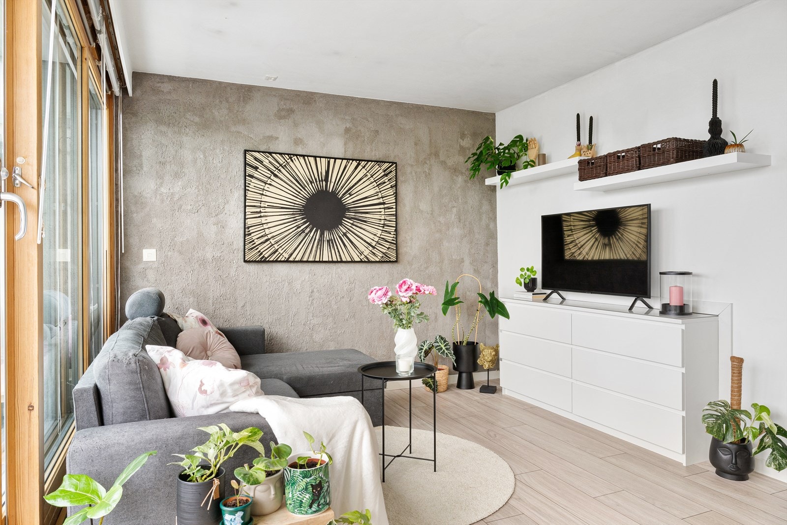 Tv benken er spesialtilpasset med dype skuffer som går inn under sengen. Den medfølger i handelen. Galleribilde