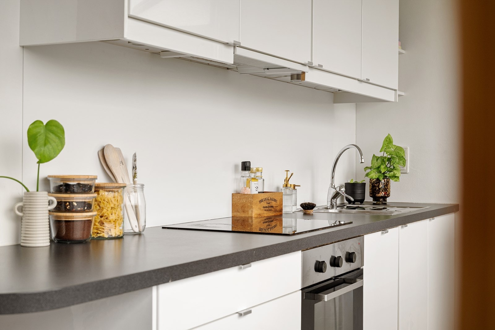 Kjøkkenet har tilstrekkelig med skap- og benkeplass, samt integrert oppvaskmaskin, platetopp og stekeovn. Galleribilde