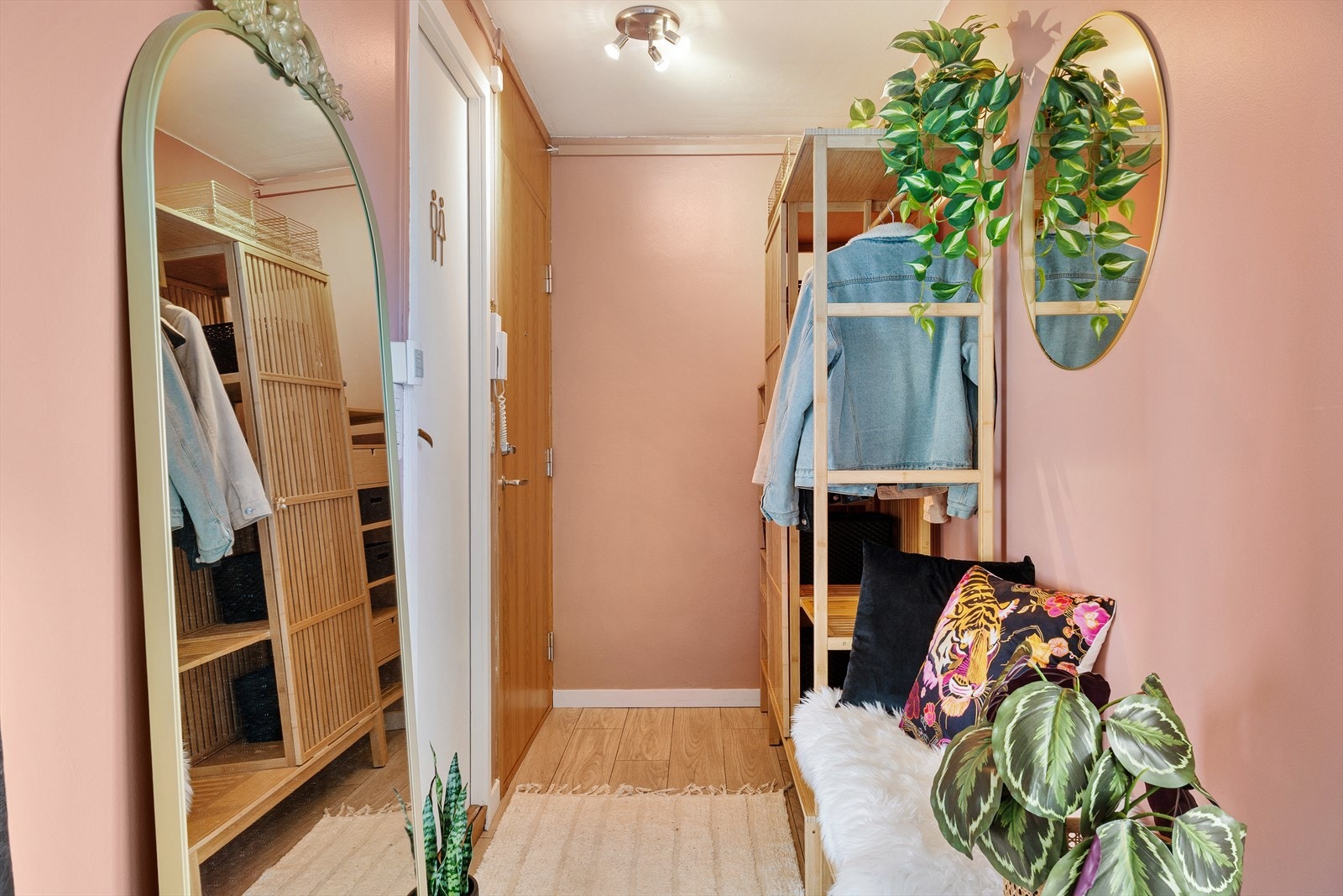 Ved entréen har man mulighet for å henge fra seg yttertøy og sko. Galleribilde