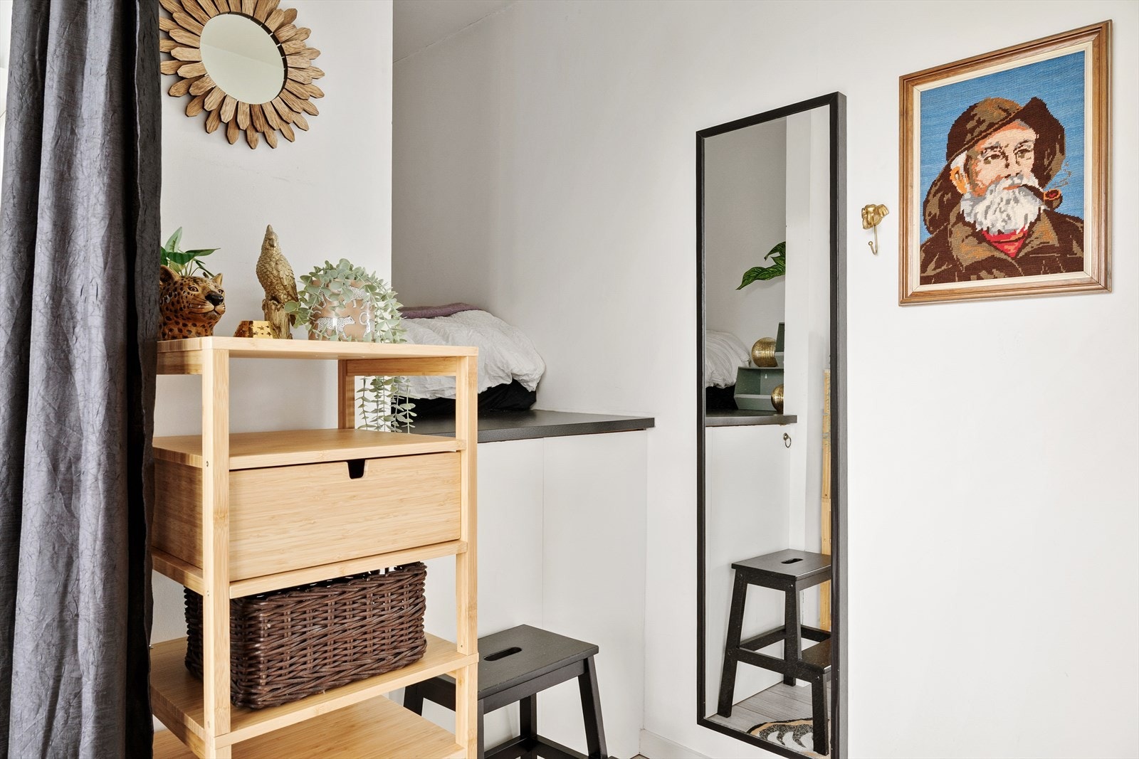 I sovealkoven er det plass til seng med smart oppbevaringsløsning under. Galleribilde