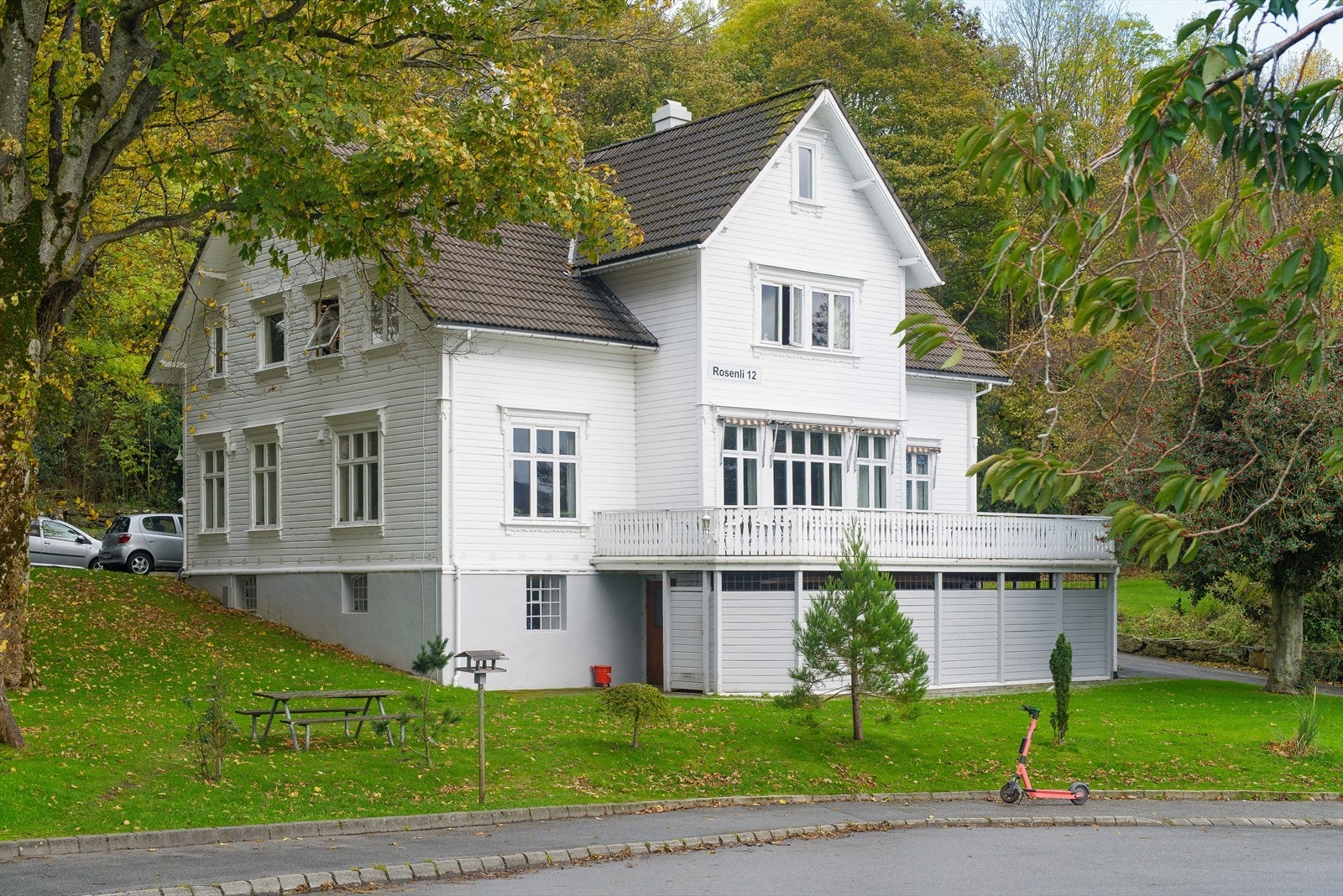 Borettslaget eier Edlandshuset som rommer 2 selskapslokaler, og gjesterom som kan leies rimelig. Galleribilde