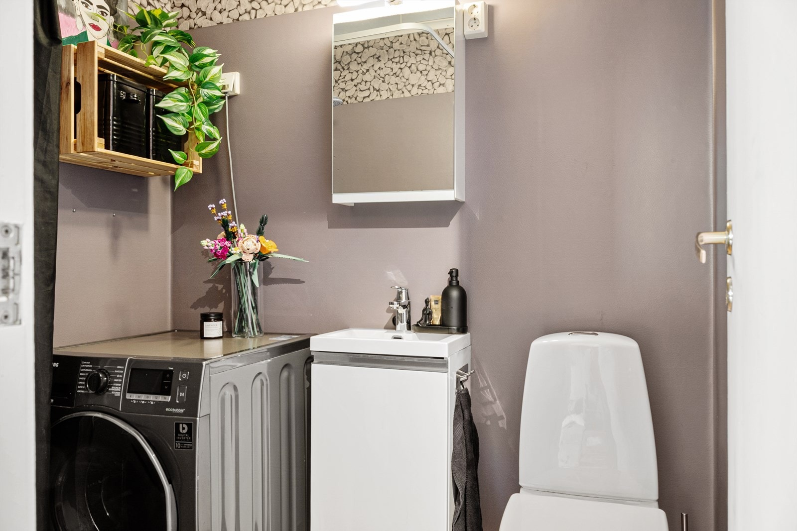 Badet har varmekabler i gulv, og videre innredet med toalett, dusjhjørne og servant i møblement. Det er opplegg for vaskemaksin. Galleribilde