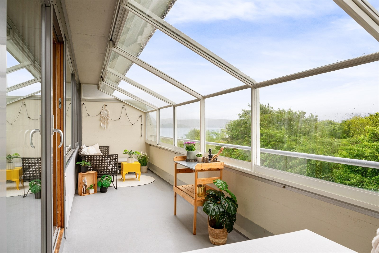 Fra stuen er det tilkomst til herlig innglasset balkong på 13 m². Galleribilde