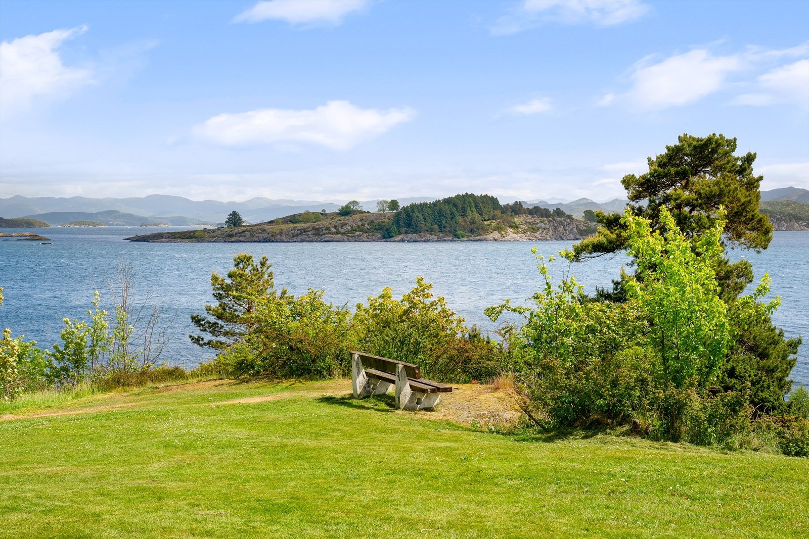 Det er flere flotte turstier i nørheten med blant annet Breivikveien til Hillevågsvatnet som er kåret til Stavangers fineste. Galleribilde