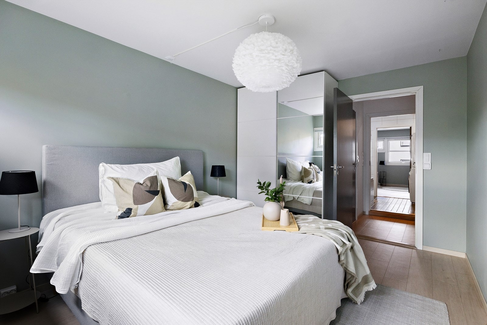 Garderobeskap med speilfronter Galleribilde