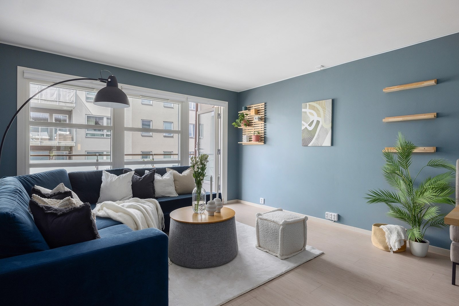 Fra stue er det utgang til balkong. Galleribilde