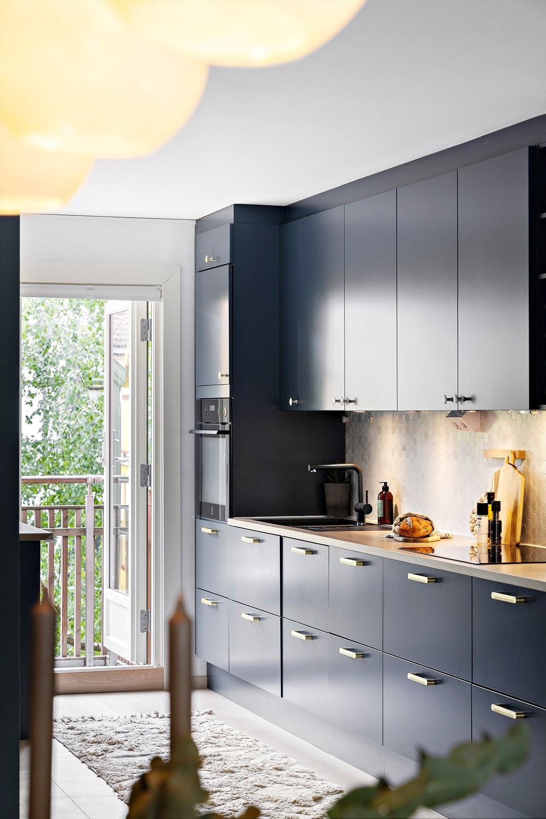 Fra kjøkkenet er det direkte utgang til en hyggelig balkong - en fin forlengelse av rommet Galleribilde