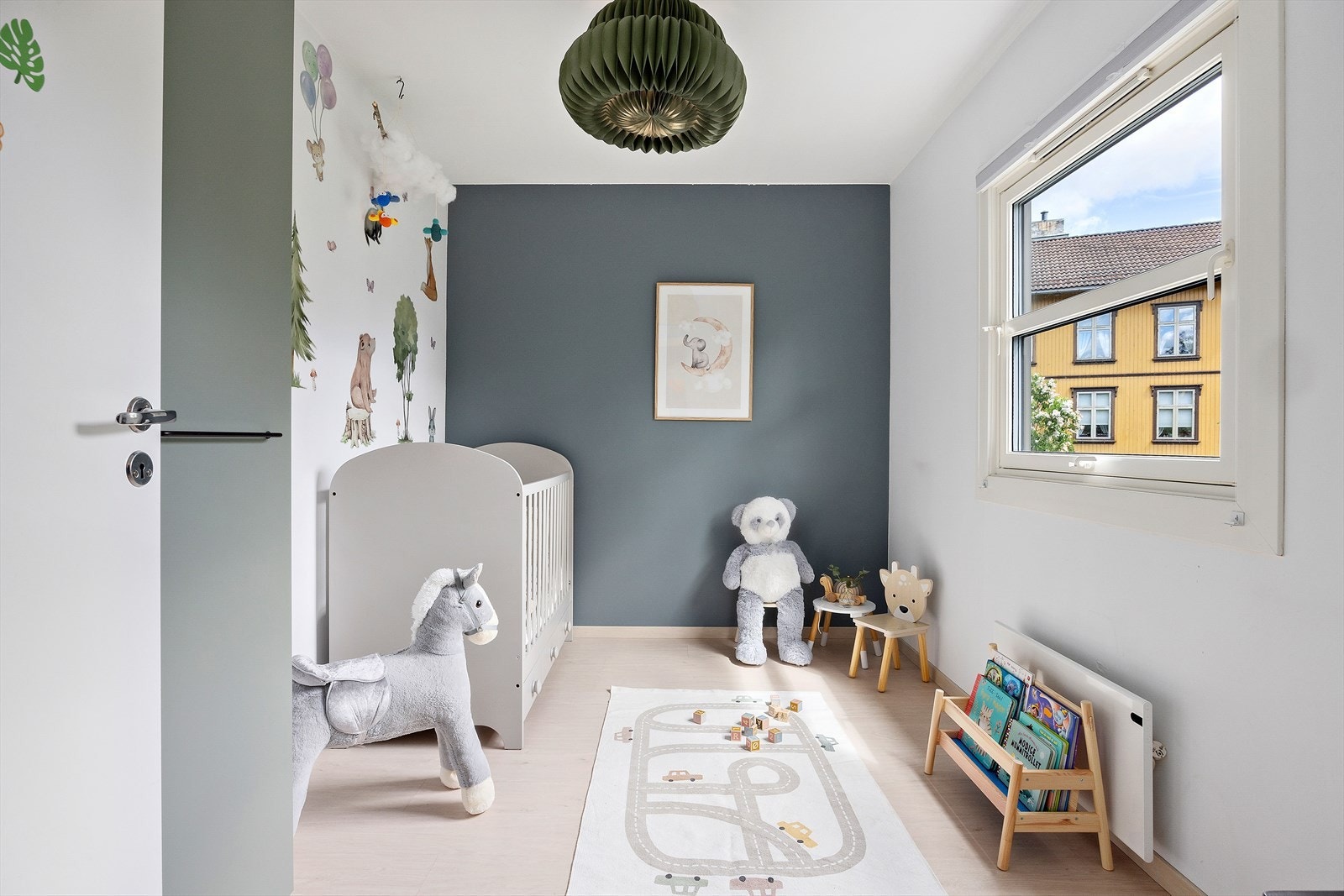 Lyst og innbydende rom med flere bruksområder - perfekt som barnerom, hjemmekontor eller ekstra soverom Galleribilde