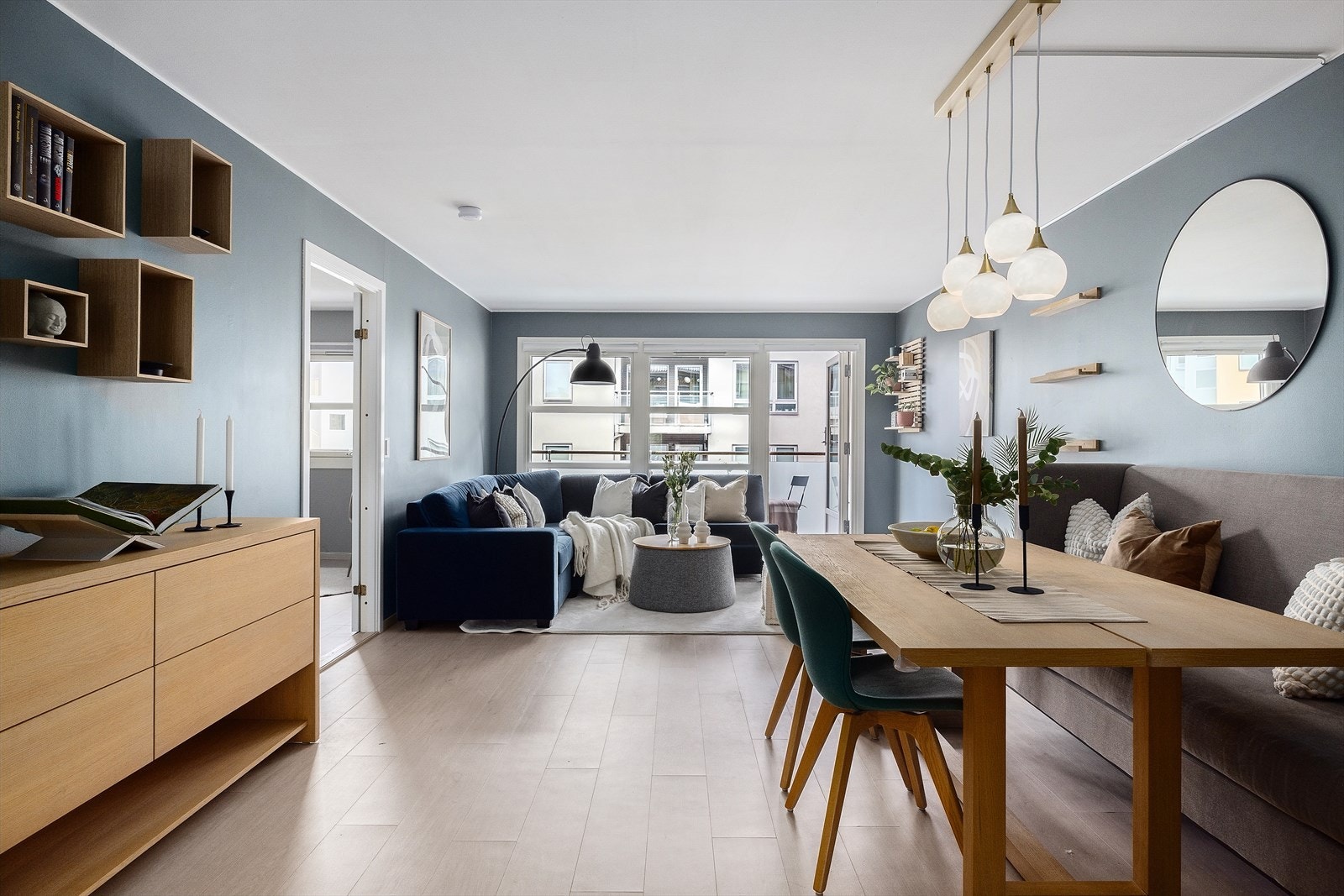 Gjennomtenkt planløsning med god flyt mellom stue og spiseplass - perfekt for både små og store anledninger Galleribilde