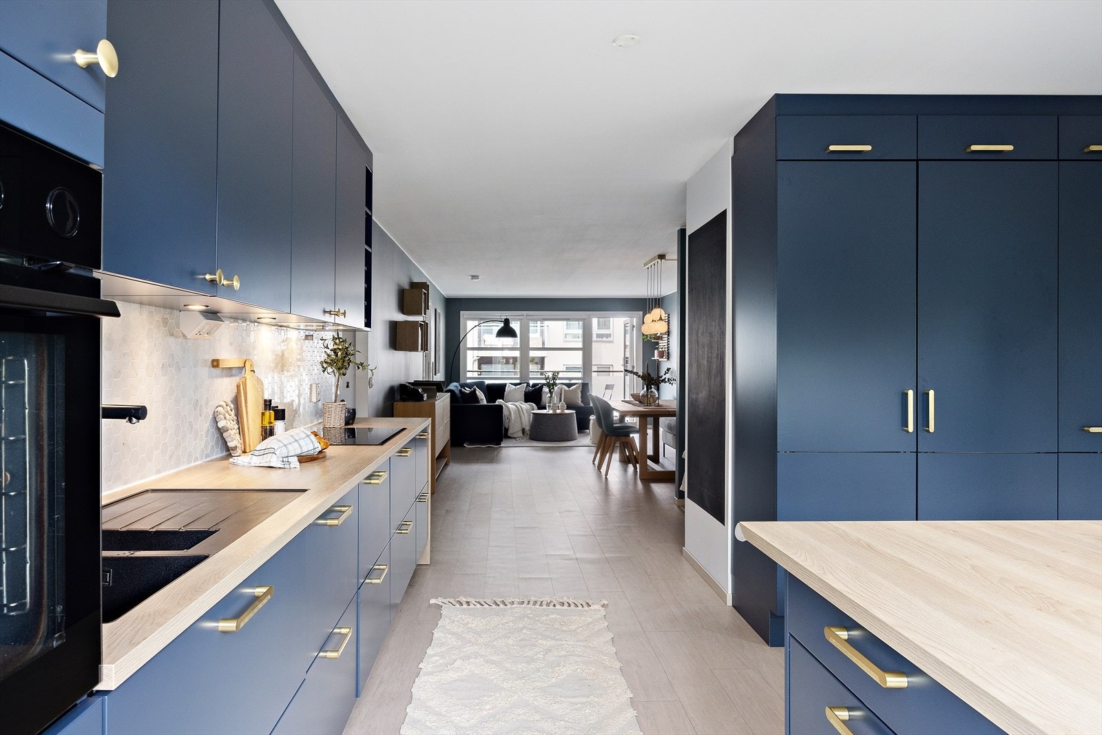 Pent kjøkken fra Aubo fra 2020 - med god funksjonalitet og tidløs design. Et kjøkken som både innbyr til matlaging og hyggelige stunder - med nærhet til spiseplass og stue. Galleribilde