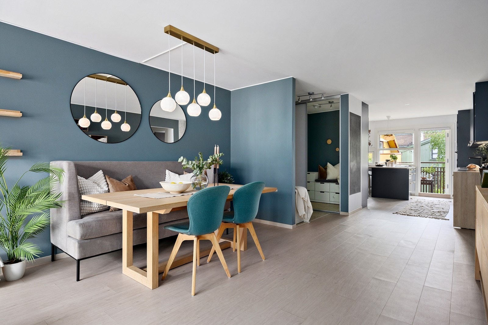 Åpen og sosial planløsning med flott spiseplass Galleribilde